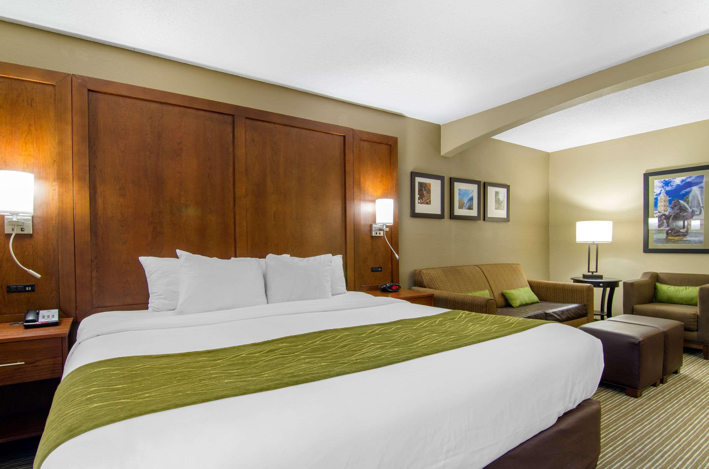 Comfort Inn & Suites Kansas City - Northeast Екстер'єр фото